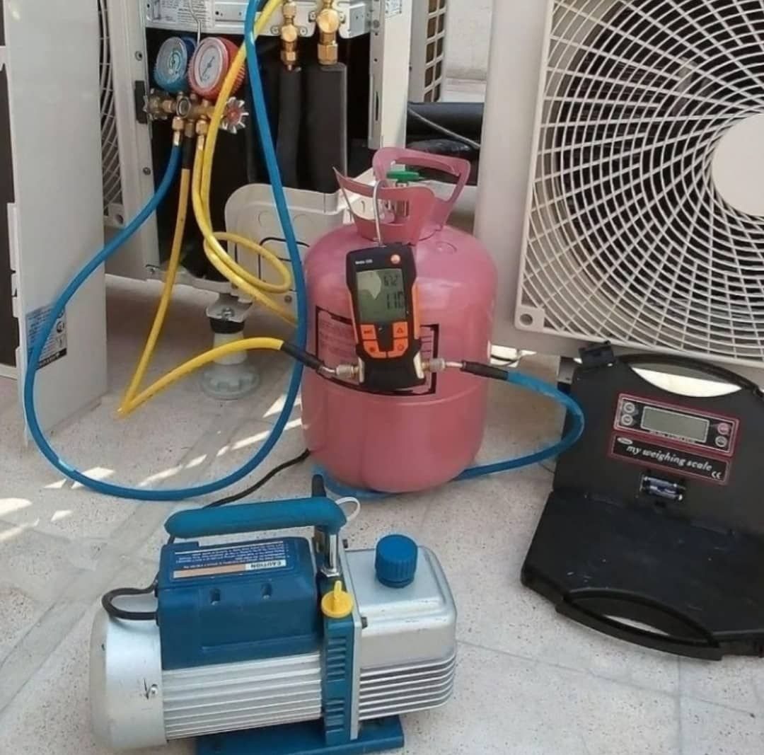 شارژ گاز یخچال با گیج فشار و دستگاه وکیوم در اردبیل