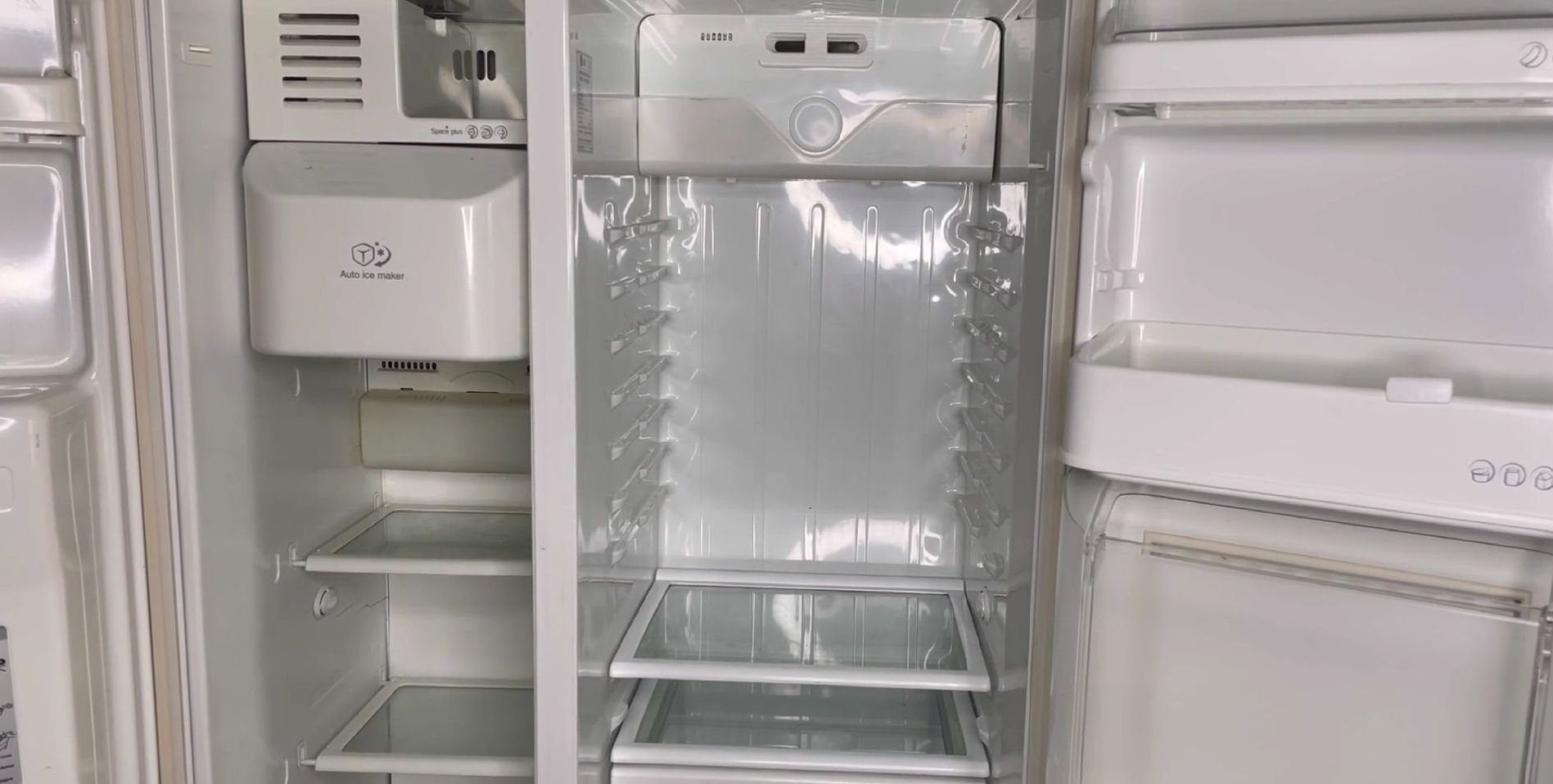 یخساز و آبسردکن یخچال ساید بای ساید در حال سرویس در اردبیل